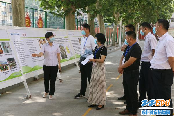 副校长谢悦向检查组介绍学校_副本