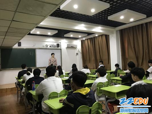 郑州市第二高级中学国际部主任臧亦新鼓励学生_副本