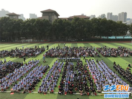 家长和学生一同观看_副本