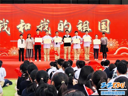 副校长谢悦，智库专家毛瑞君、李瑞娟为获奖班级颁奖并合影_副本