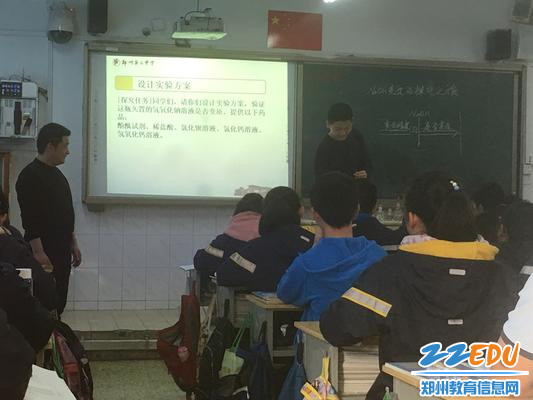 李爱卿老师化学课上指导学生实验_副本