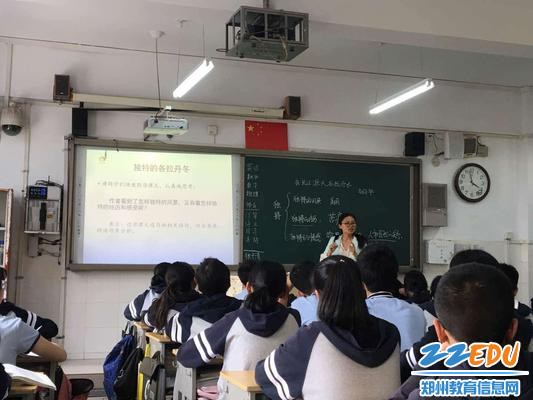 高晓丽老师对学生进行指导